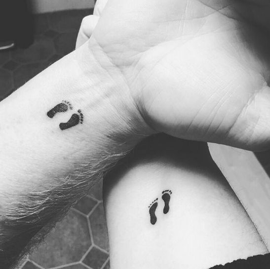 Tatuagens no pulso para amigos Pezinhos em dois pulsos