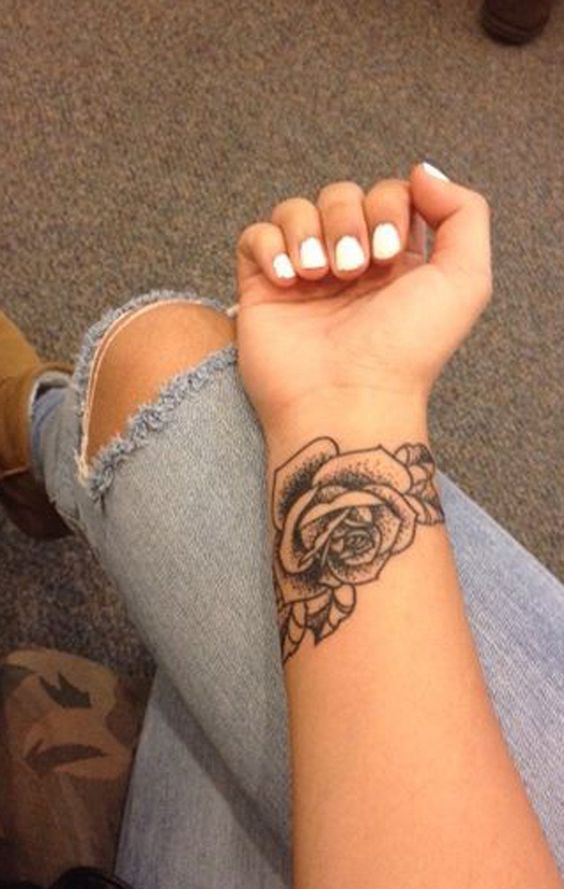 Tatuagens de rosas no pulso para amigos