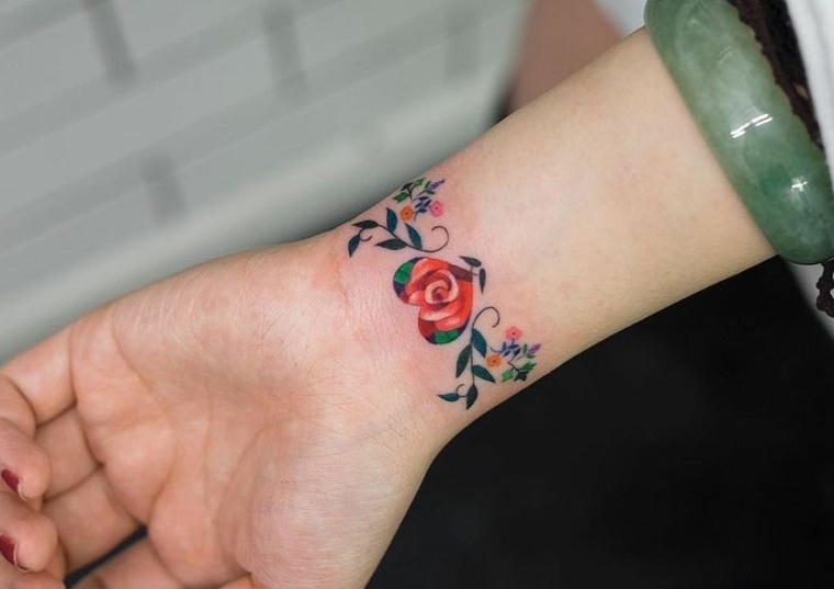 Tatuagens no pulso para pulseira tipo Friends com coração vermelho