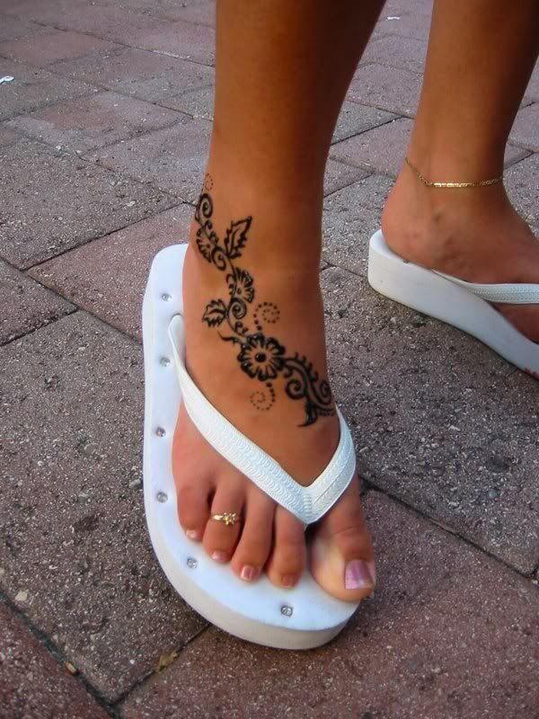 Tatuajes en Pies y Tobillos Mujeres arreglo de ramas y flores hecho en Henna