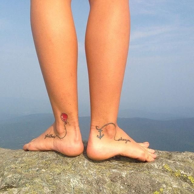 Tatuajes en Pies y Tobillos Mujeres globo y nombre en un pie ancla y nombre en el otro