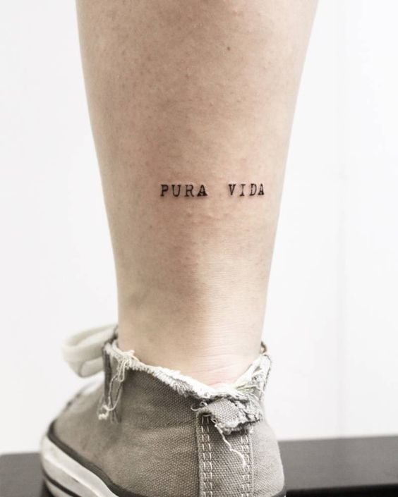 Tatuajes en Pies y Tobillos Mujeres inscripcion Pura Vida
