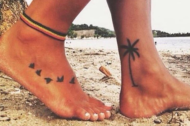 Tatuajes en Pies y Tobillos Mujeres pajaros en un pie palmera en otro