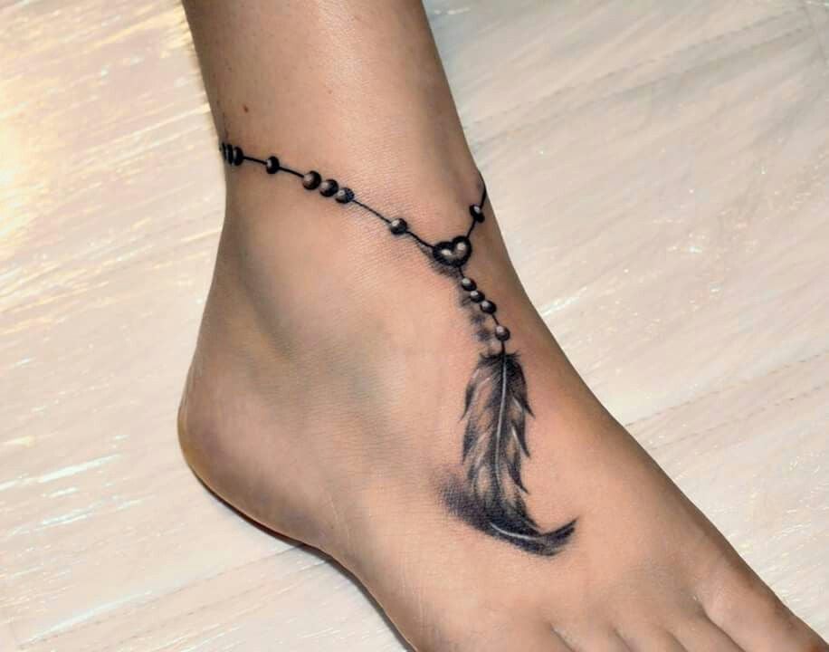 Tatuajes en Pies y Tobillos Mujeres plumas y rosario