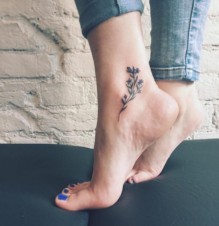 Tatuajes en Pies y Tobillos Mujeres ramitas delicadas