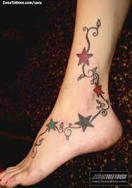 Tatuajes en Pies y Tobillos Mujeres ramitas y estrellas rojas y verdes