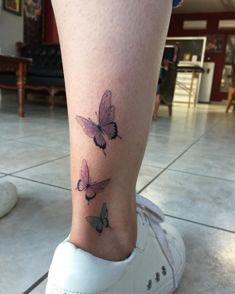 Tatuajes en Pies y Tobillos Mujeres tres mariposas