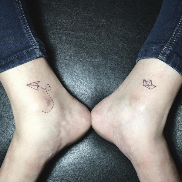 Barco de papel e tatuagens de avião de papel no tornozelo para mulheres