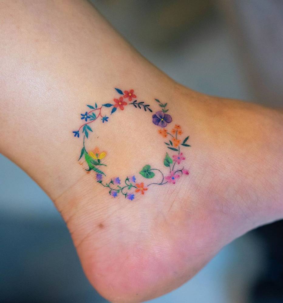 Tatuagens no tornozelo Mulher círculo de galhos e flores multicoloridas
