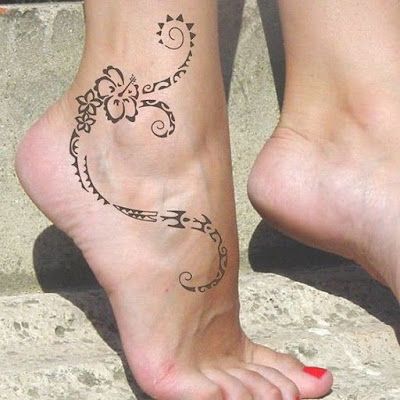 Tatuagens no tornozelo Detalhe de mulher tipo guarda preta com espirais