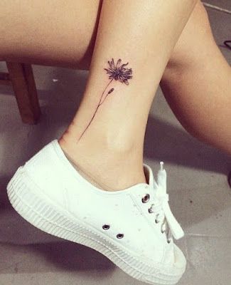tatuagem de flor preta no tornozelo