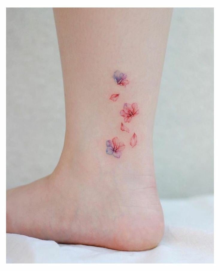 Tatuagens no tornozelo Mulheres delicadas flores vermelhas violetas