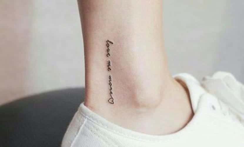 Tatuagens no tornozelo mulher pequena inscrição Me ame mais me ame mais
