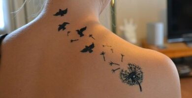 Tatuajes en el Cuello y Omoplato Diente de leon desde el omoplato hacia el cuello con cuatro pajaros volando y semillas