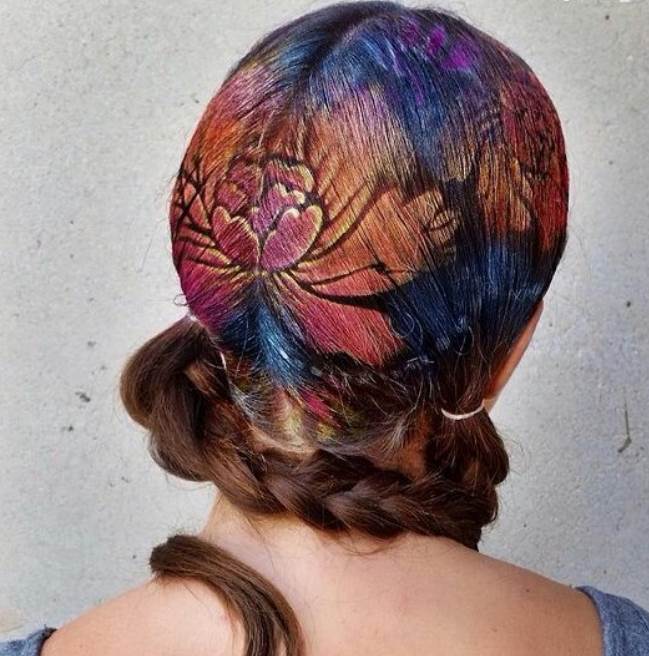 tatuagens coloridas de flores no cabelo