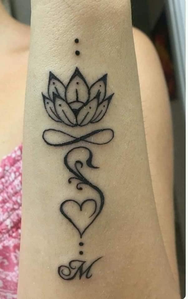 Tatuajes en la Muneca Mujer Infinito Flor de loto Letra M corazon puntos