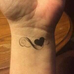 Tatuagens no pulso Mulher infinita com coração negro