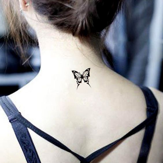 Tatuajes en la Nuca Cuello Mariposa muy definida en negro