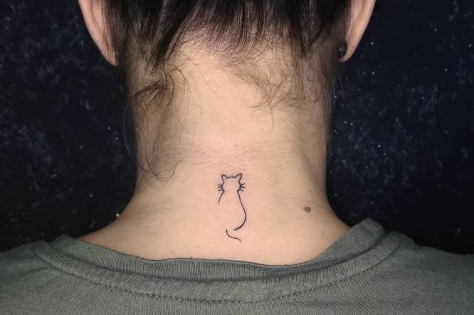 Tatuajes en la Nuca Cuello contorno de gato discontinuo