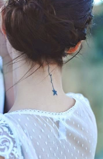 Tatuajes en la Nuca Cuello estrella u trazo tipo inscripcion arabe