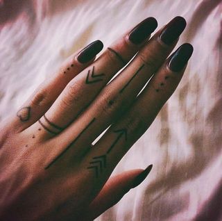 Tatuajes en las Manos corazon y anillo