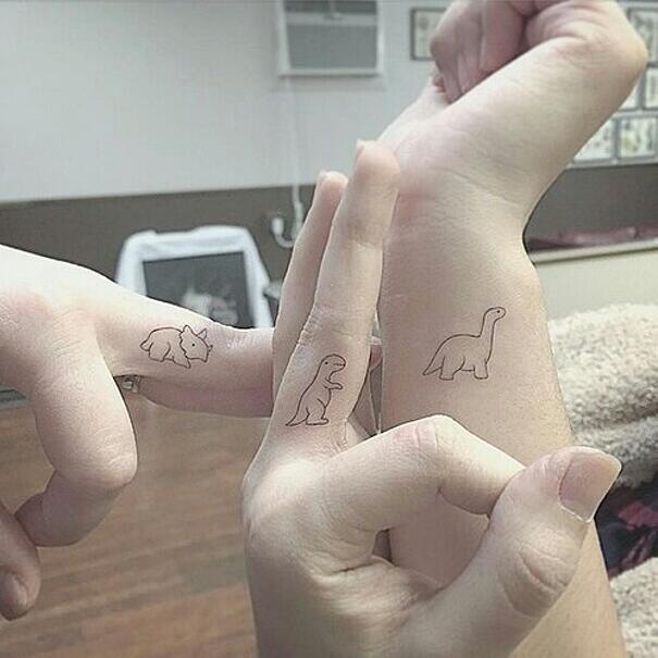Tatuagens de mão de dinossauro