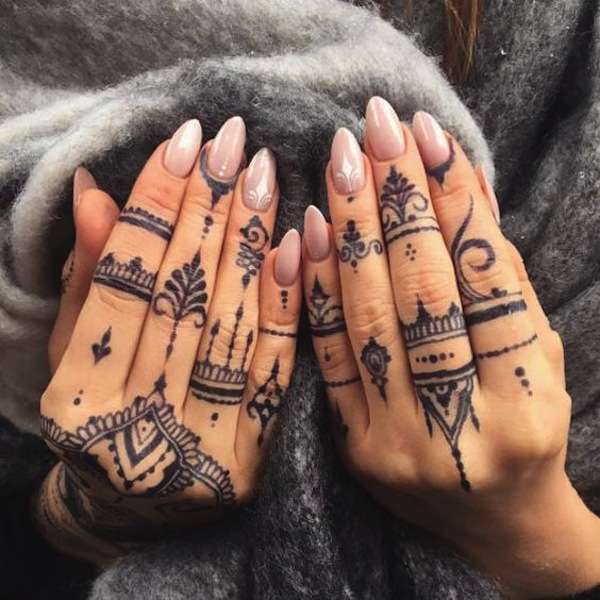Tatouages sur les mains gardes florales sur tous les doigts