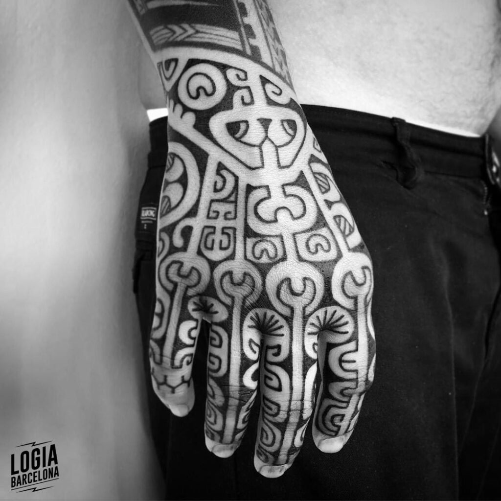 Tatuagens nos padrões das mãos por toda a mão