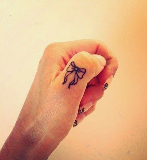 Petits tatouages de singe sur les mains