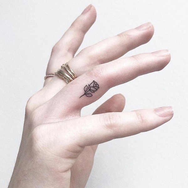 Tatouages de roses sur les mains