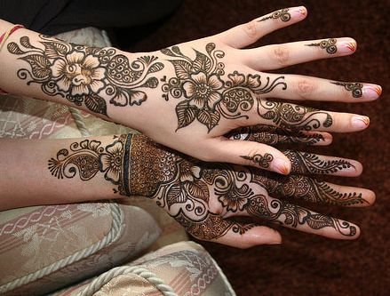Tatuagens nas mãos moldura marrom e flores