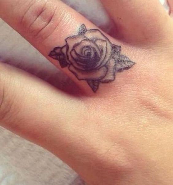 Tattoos auf den Händen Rose am Finger