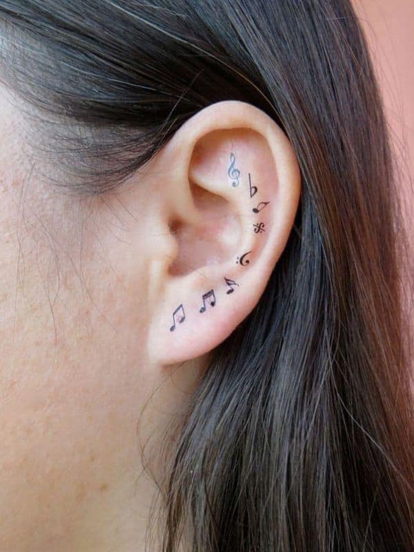 Tatuajes en los Oidos Orejas notas musicales dentro