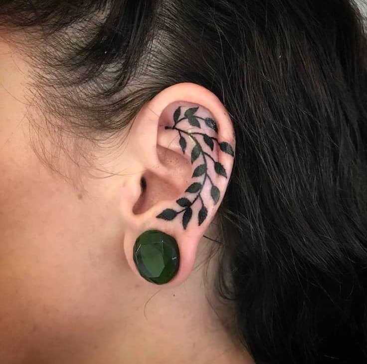 Tatuajes en los Oidos Orejas rama con hojas y gran aro color esmeralda