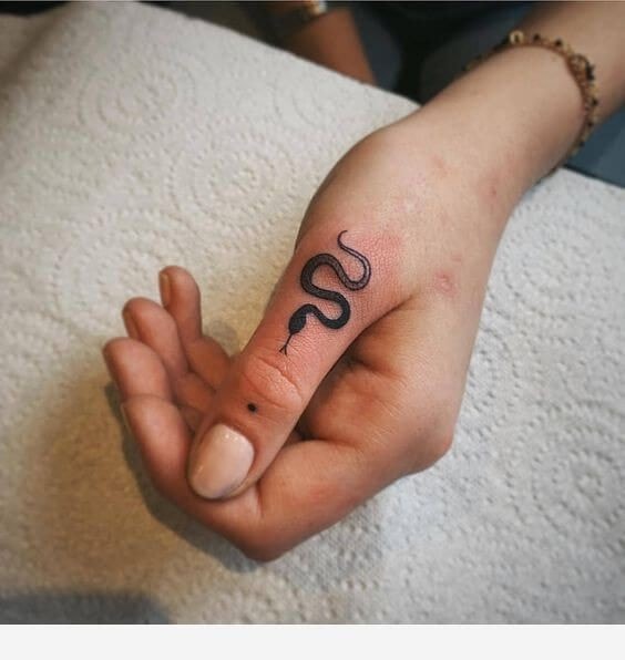 Tatuajes en los dedos de la mano serpiente en dedo pulgar