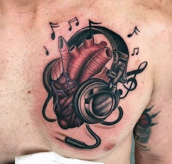 Tatuajes en pecho completo hombre corazon y auriculares