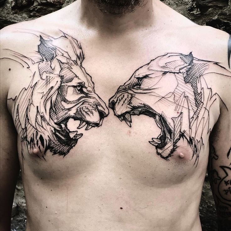 Tattoos auf der gesamten Brust eines Mannes, Löwe und Löwin
