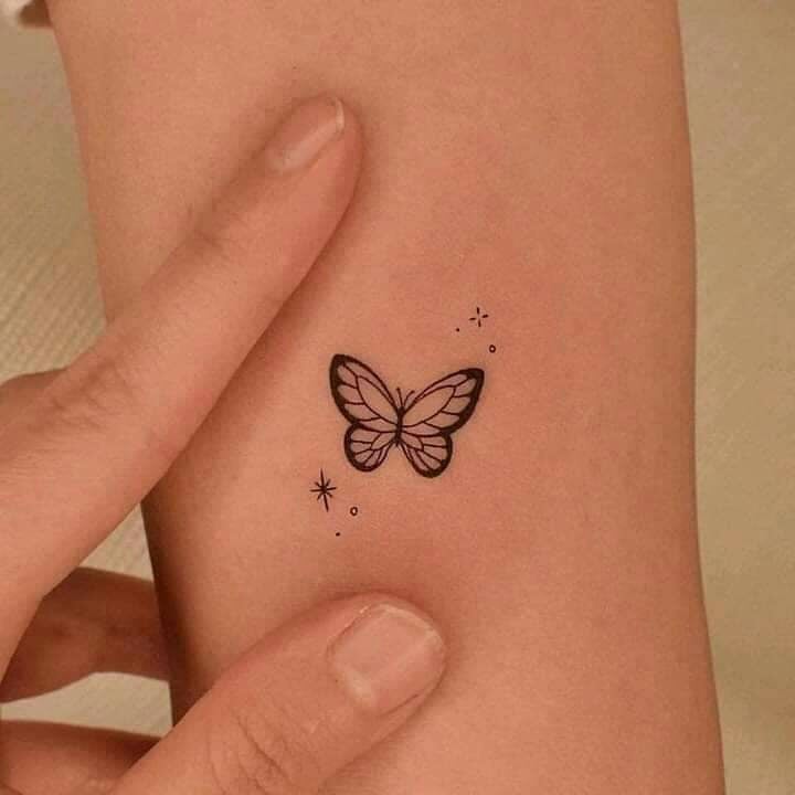 Tatuajes minimalistas Pequenos mariposa con estrellas
