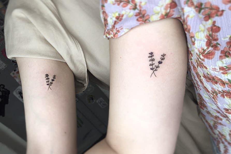 Tatouages minimalistes pour couples soeurs cousins amis deux brindilles croisées sur le bras