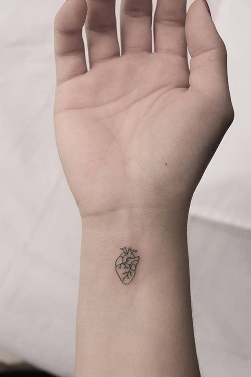 Super pequenas tatuagens minimalistas de coração no pulso