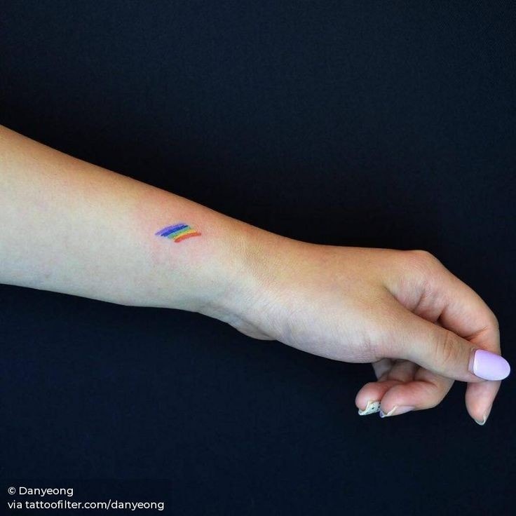Super kleine minimalistische Tattoos mit roten und blauen Linien am Handgelenk