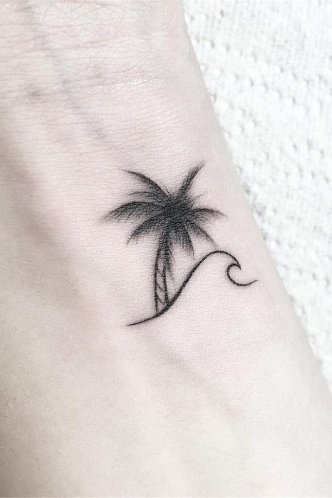 Tatuagens minimalistas super pequenas de palmeiras no pulso