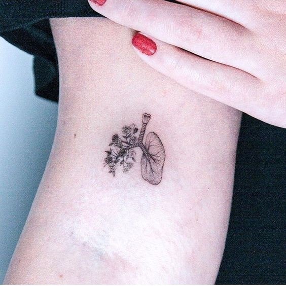 Tatuajes minimalistas super pequenos pulmones y flores