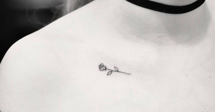 Tatuagens minimalistas de rosas super pequenas em preto