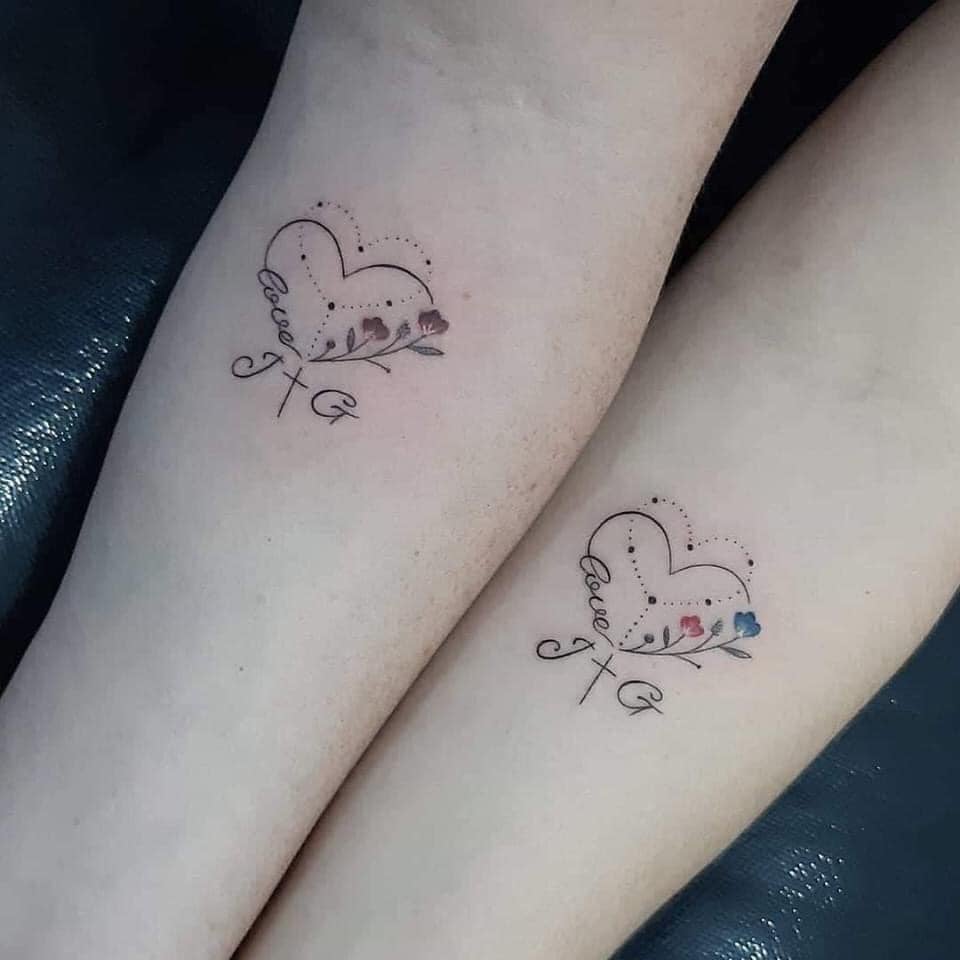 Tattoos für Freunde, Herzkreuz und Initialen auf dem Unterarm