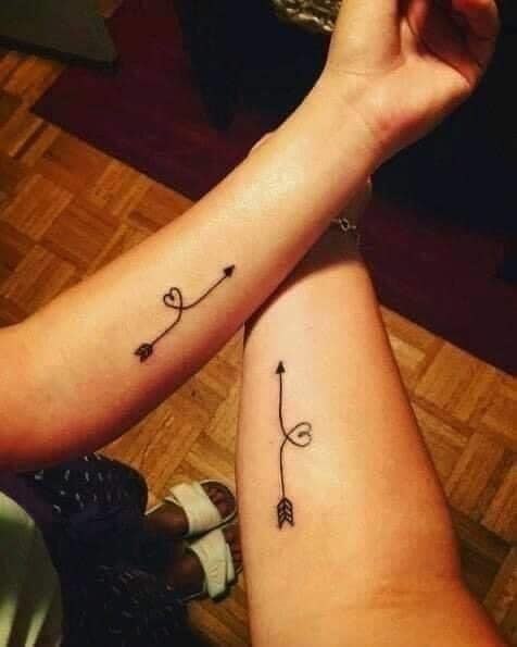 Tatuagens para Amigos Duas flechas formando o coração no antebraço