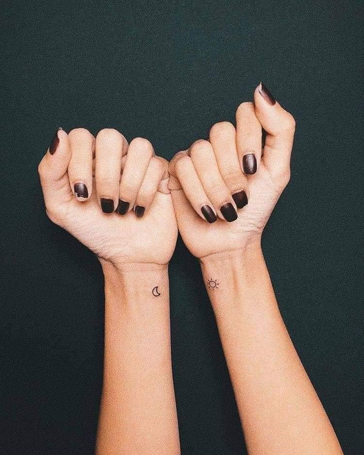 Tattoos für Schwestern und Freunde auf beiden Handgelenken in einer Sonne in einem anderen Mond