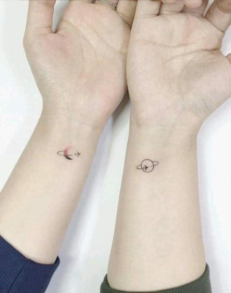 Tattoos für Freunde Mond und Flugzeug Planet und Flugzeug