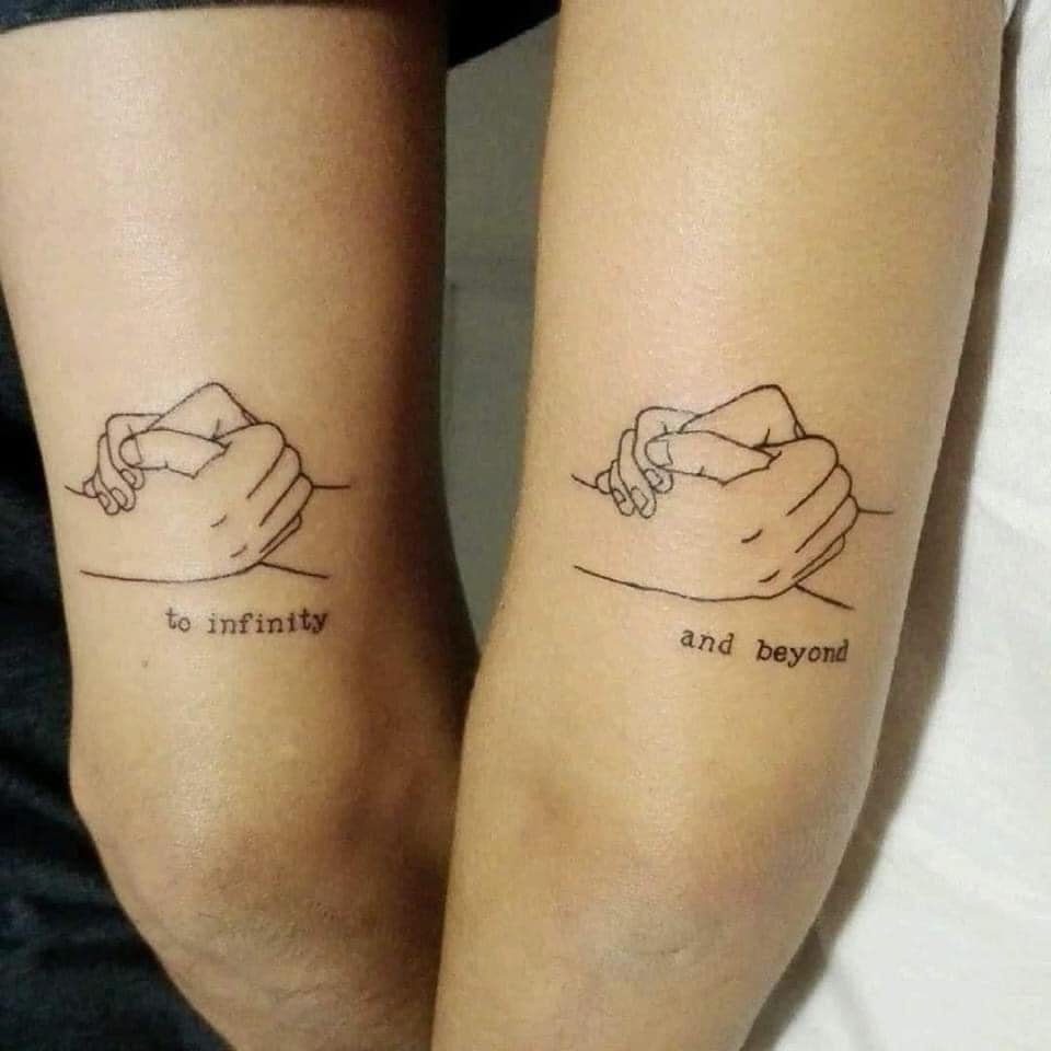 Tattoos für Freunde, Händchen haltend und Sätze bis ins Unendliche und darüber hinaus. Bis ins Unendliche und darüber hinaus