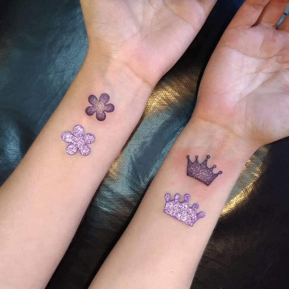 Tatuaggi per gli amici Regina e fiore in viola